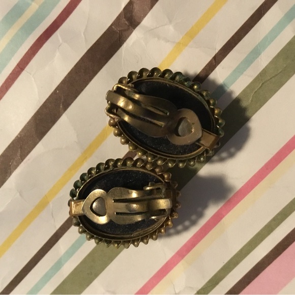 Vintage cameo clip on earrings - Picture 4 of 6